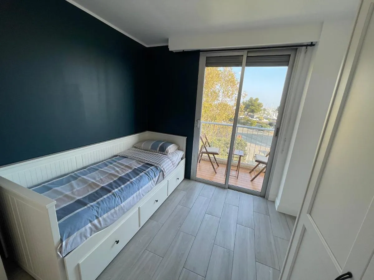Appartement Bord De Mer Avec Piscine Saint-Laurent-du-Var 0*,  France